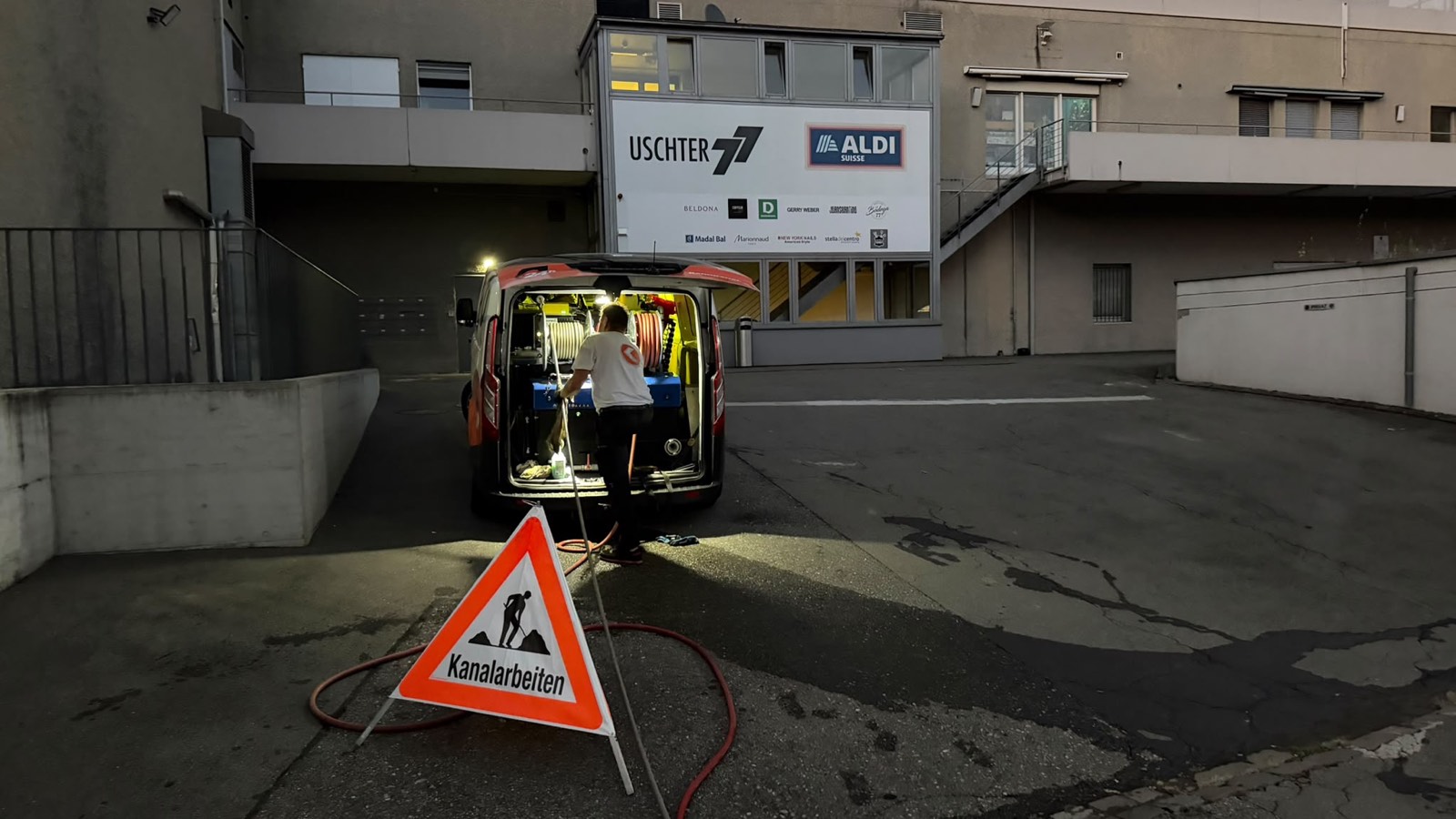 Kanalreinigung mit Hochdruckfahrzeug – Abendeinsatz mit Signalisation