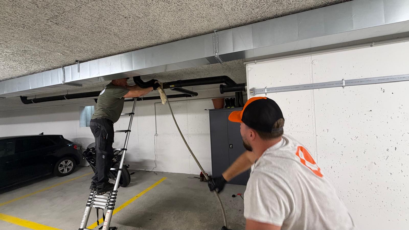 Rohrreinigung im Team – Spülung einer Leitung in der Tiefgarage