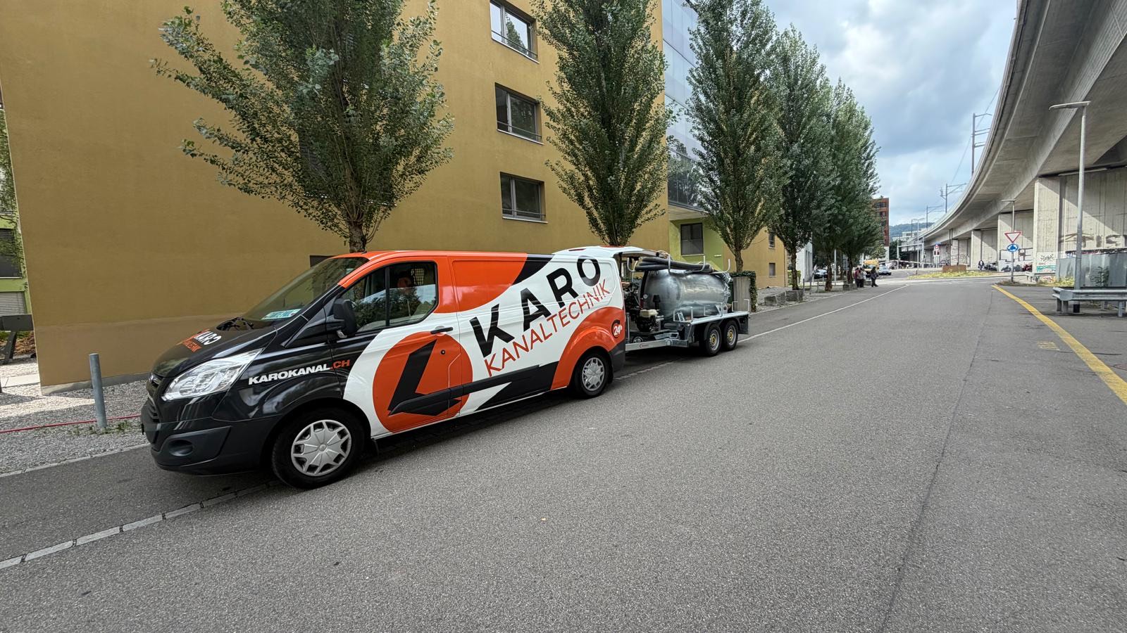 Kanalspülfahrzeug mit Anhänger unterwegs zum Einsatz