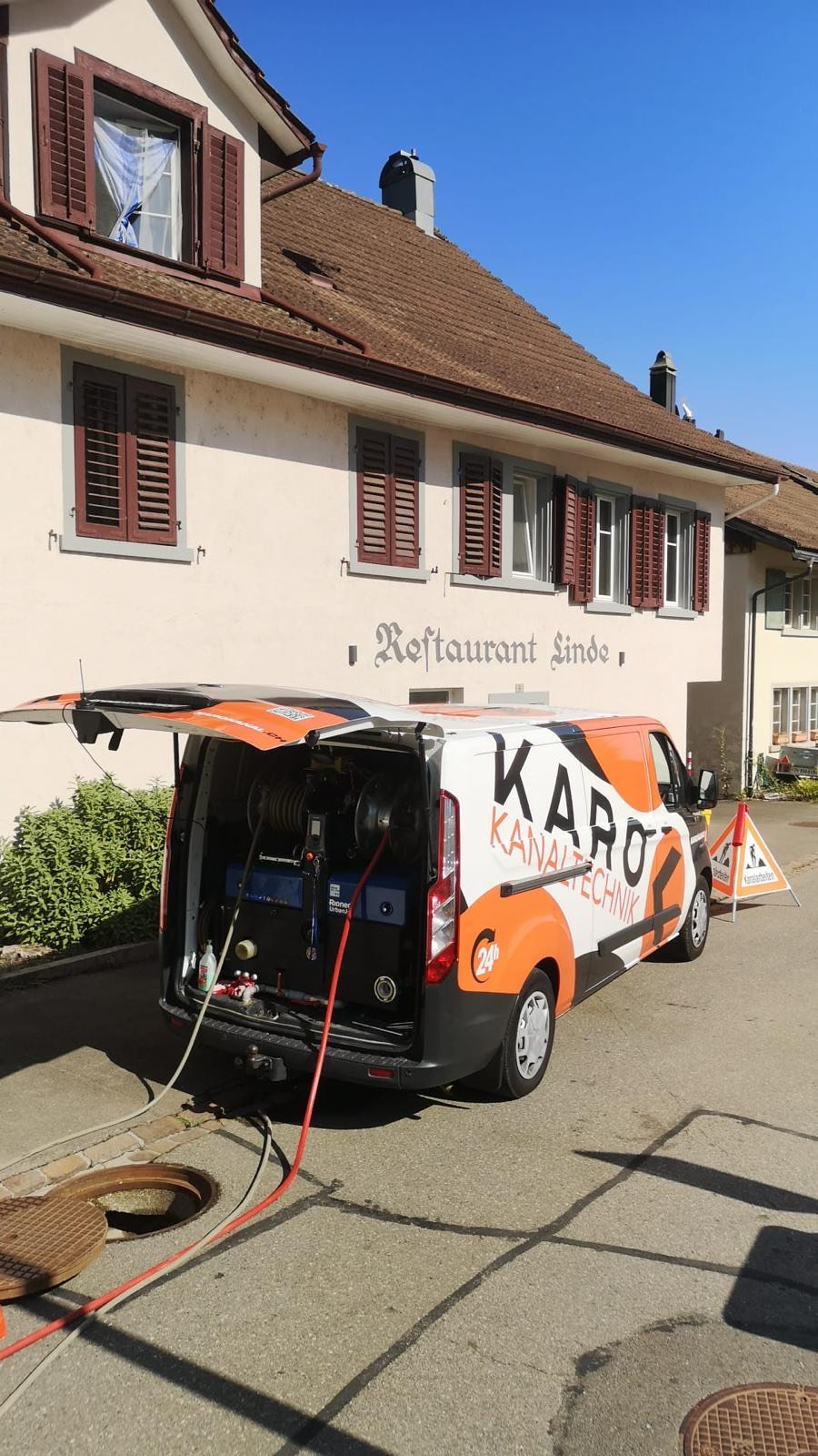 Kanalreinigung bei einem Restaurant über den Strassenschacht