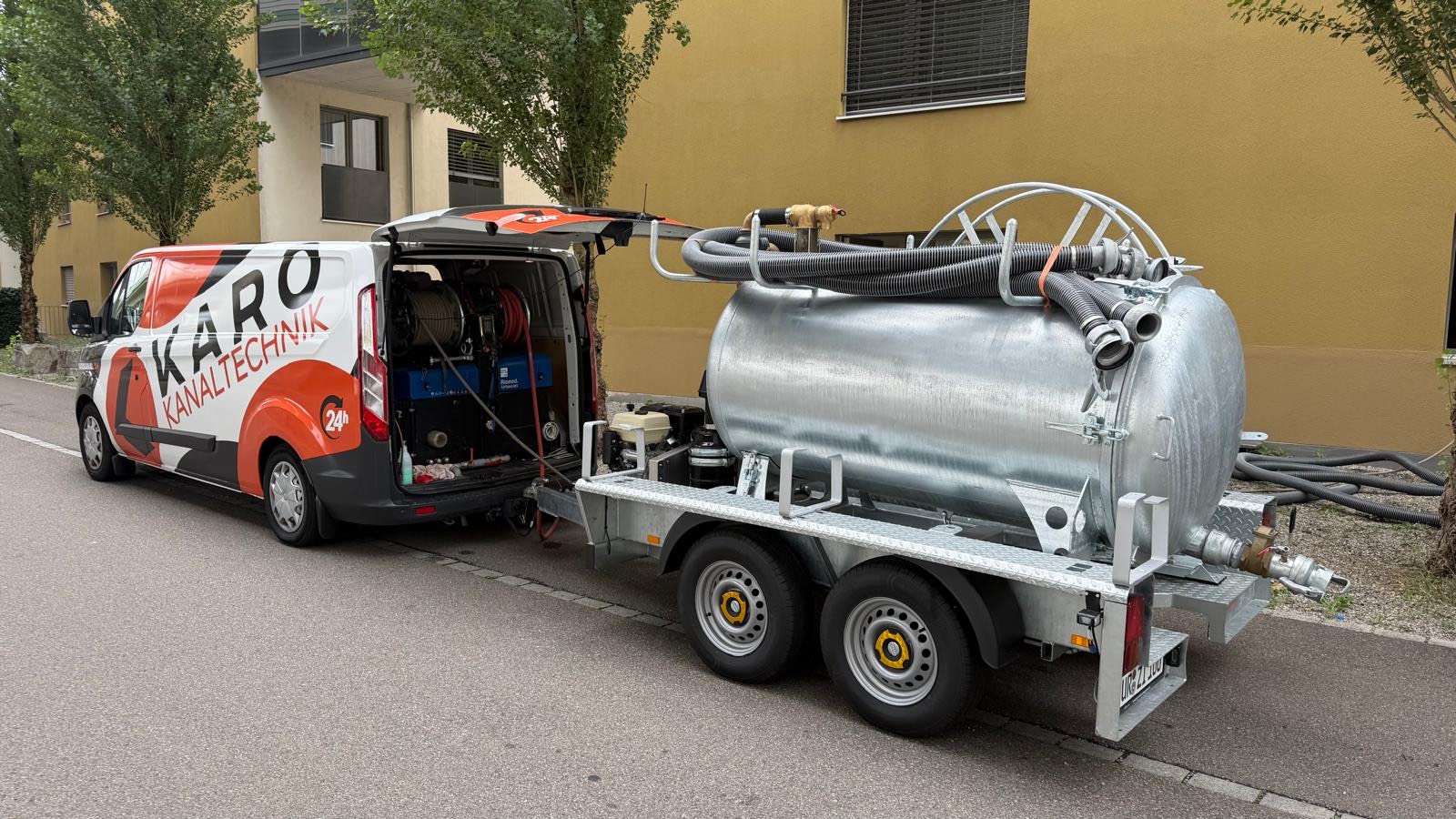 Kanalspülfahrzeug mit Saugtank (Spül-Saug-Kombi) vor einer Liegenschaft