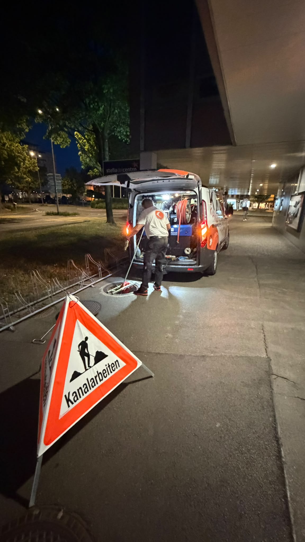 24h-Nachteinsatz: Kanalreinigung am offenen Schacht mit Signalisation «Kanalarbeiten»