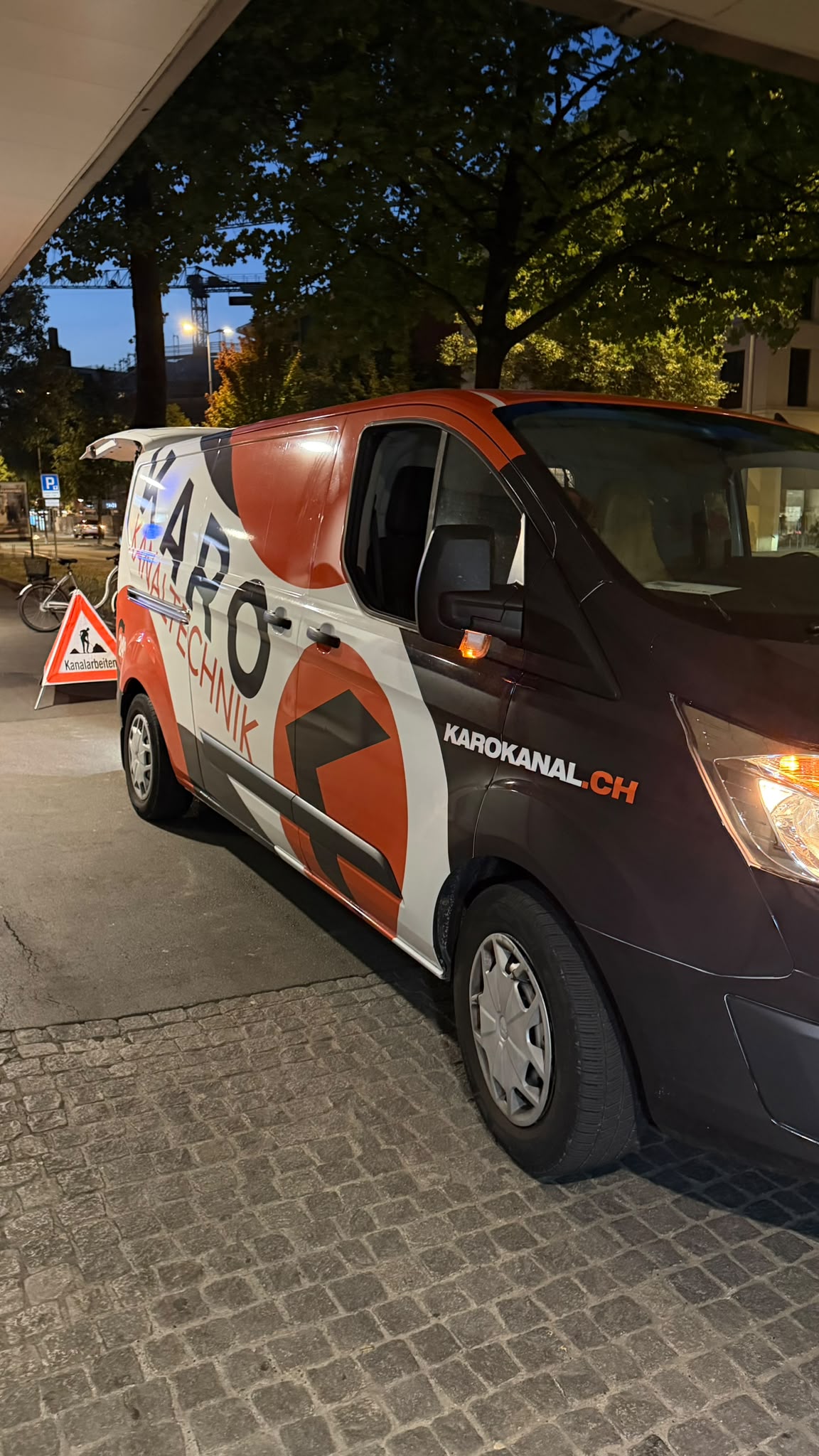 Einsatzfahrzeug bei einem Nachteinsatz in der Innenstadt mit Warnsignal