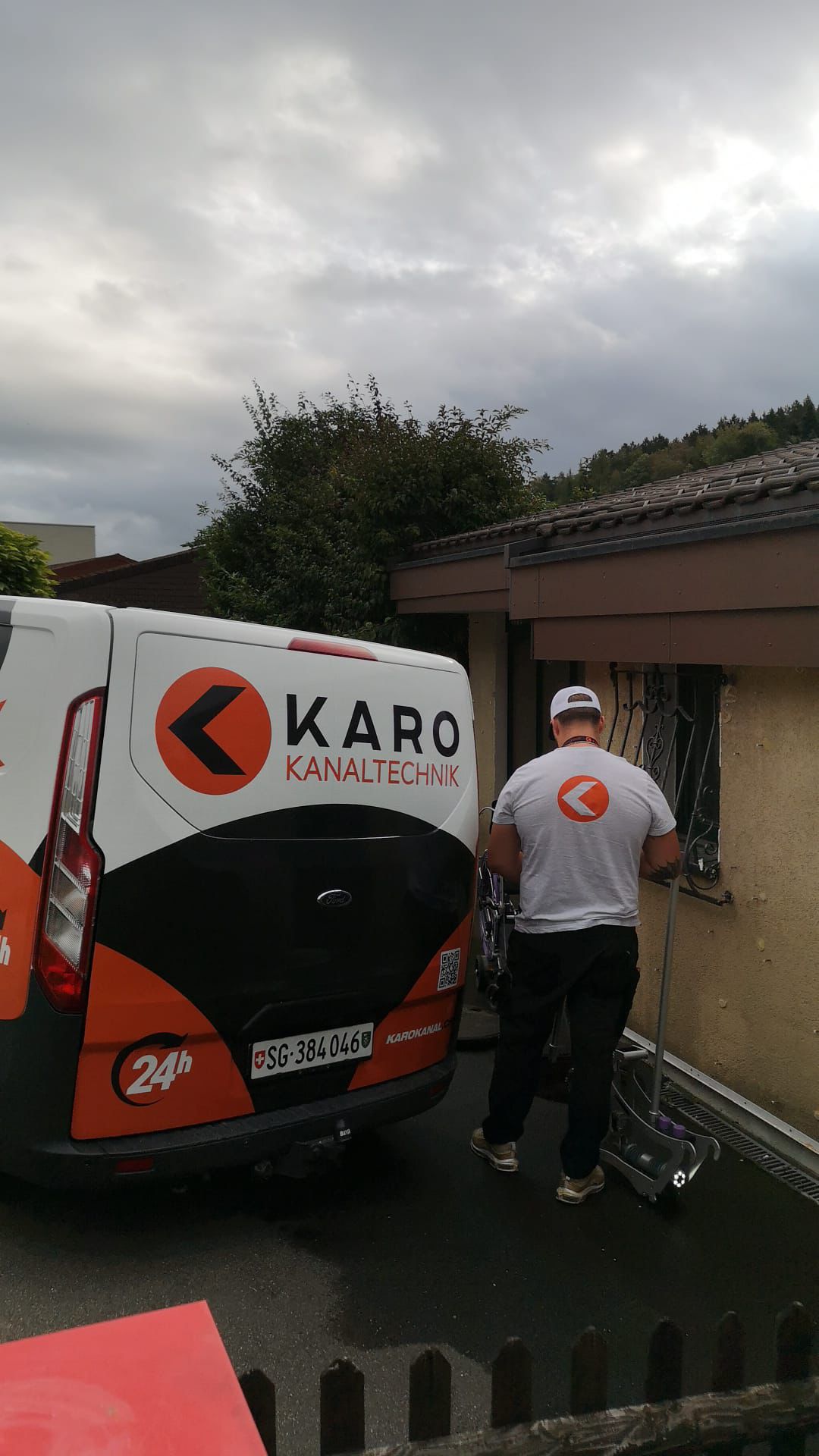 Rohrreinigung an einem Einfamilienhaus mit elektromechanischer Reinigungsmaschine